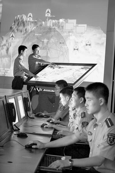 国防科学技术大学创新团队技术人员对自主研制的指挥信息系统进行测试